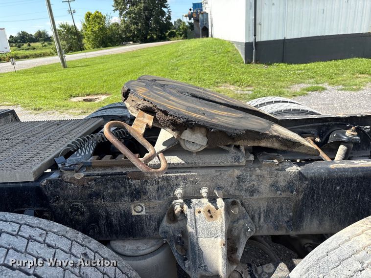 image for item EF1309 2015 Peterbilt 579 semi truck