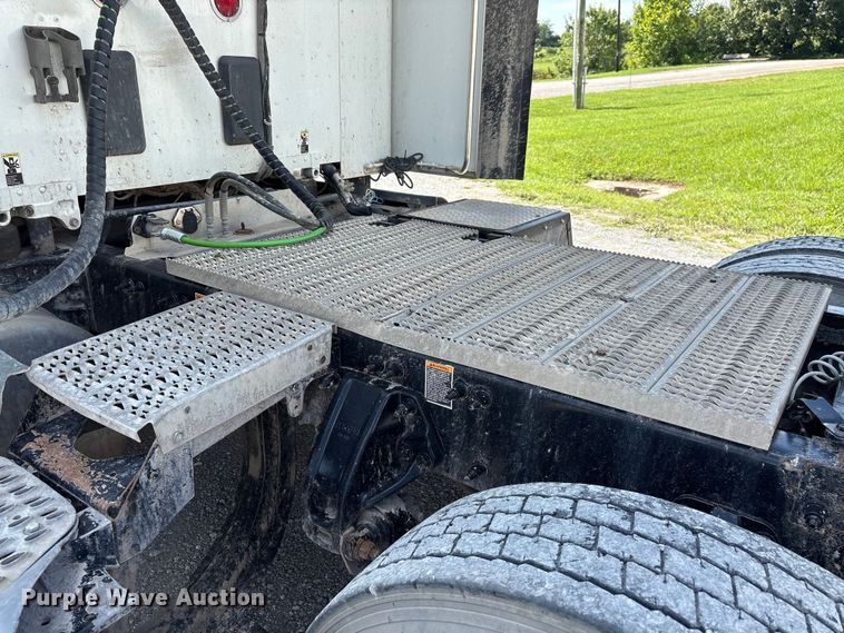image for item EF1309 2015 Peterbilt 579 semi truck
