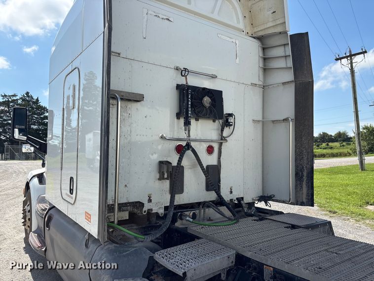 image for item EF1309 2015 Peterbilt 579 semi truck