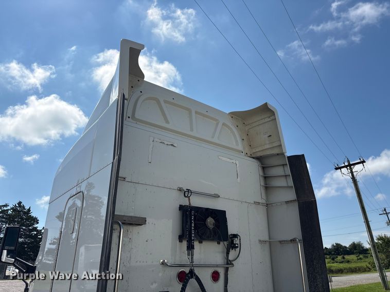 image for item EF1309 2015 Peterbilt 579 semi truck