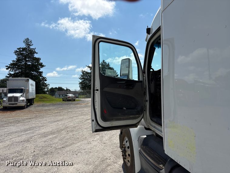 image for item EF1309 2015 Peterbilt 579 semi truck