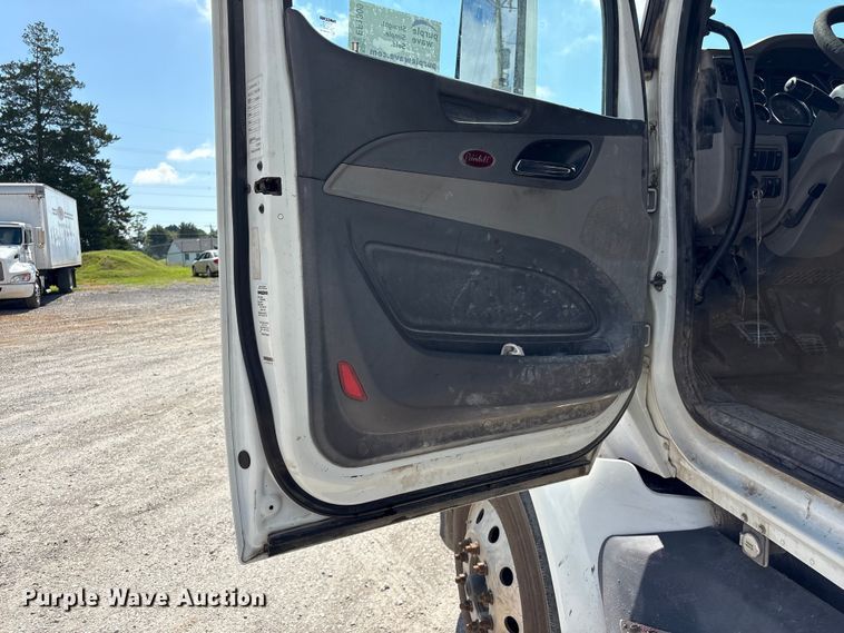 image for item EF1309 2015 Peterbilt 579 semi truck