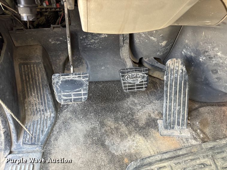 image for item EF1309 2015 Peterbilt 579 semi truck