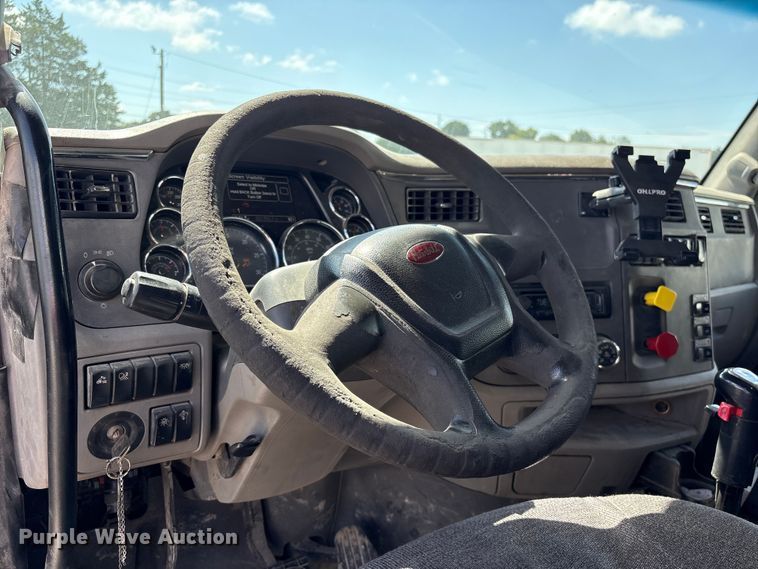 image for item EF1309 2015 Peterbilt 579 semi truck