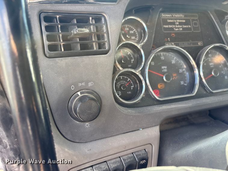 image for item EF1309 2015 Peterbilt 579 semi truck