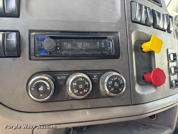 image for item EF1309 2015 Peterbilt 579 semi truck
