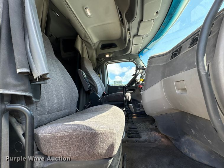 image for item EF1309 2015 Peterbilt 579 semi truck