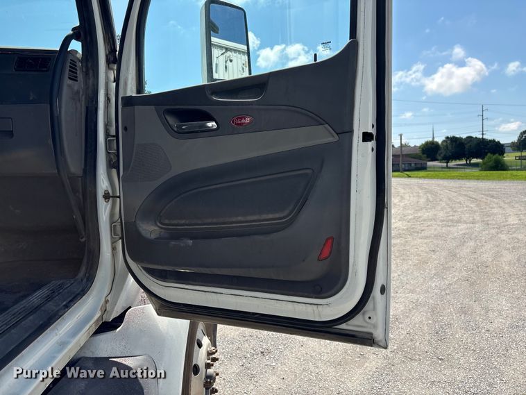 image for item EF1309 2015 Peterbilt 579 semi truck