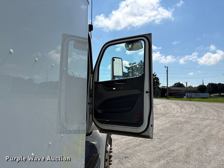 image for item EF1309 2015 Peterbilt 579 semi truck