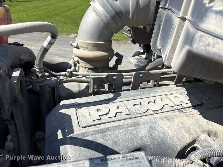 image for item EF1309 2015 Peterbilt 579 semi truck