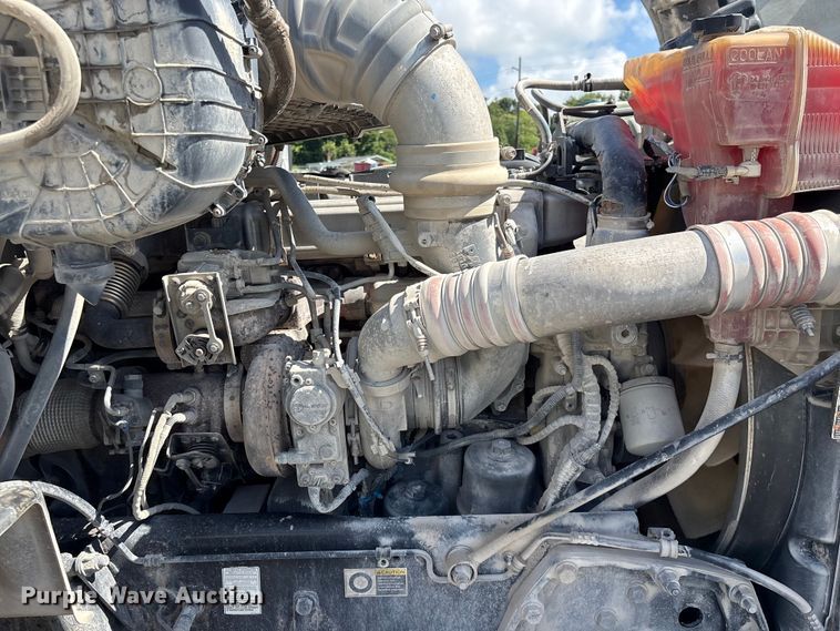 image for item EF1309 2015 Peterbilt 579 semi truck