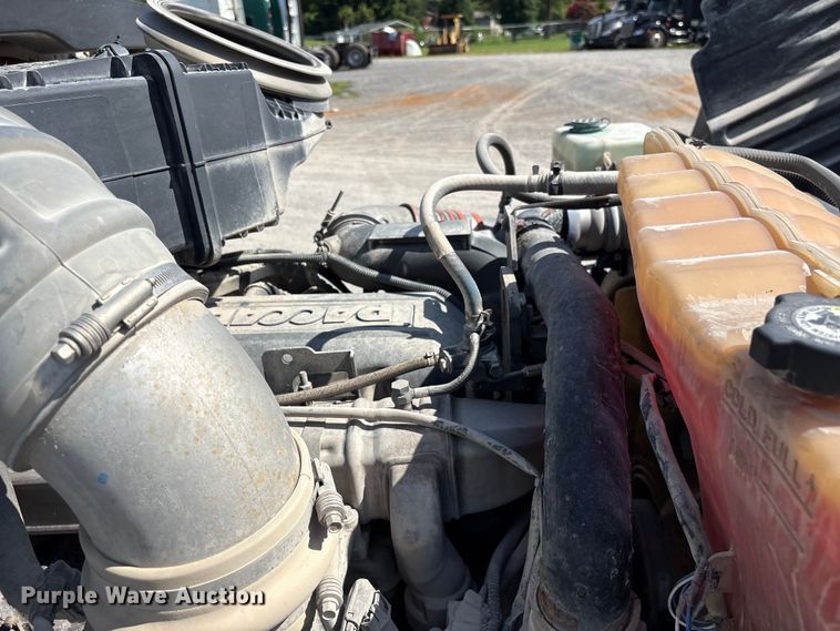 image for item EF1309 2015 Peterbilt 579 semi truck