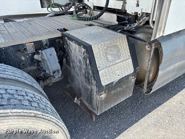 image for item EF1309 2015 Peterbilt 579 semi truck