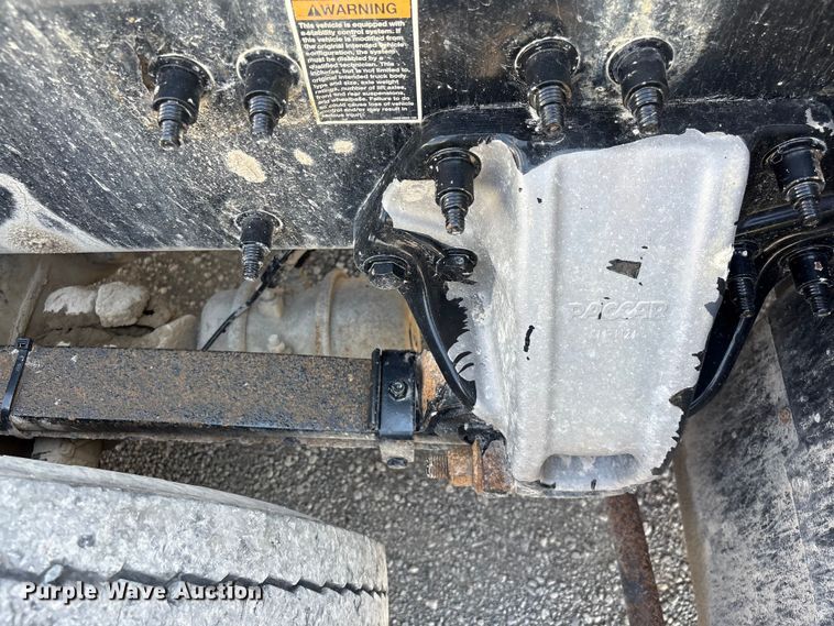 image for item EF1309 2015 Peterbilt 579 semi truck