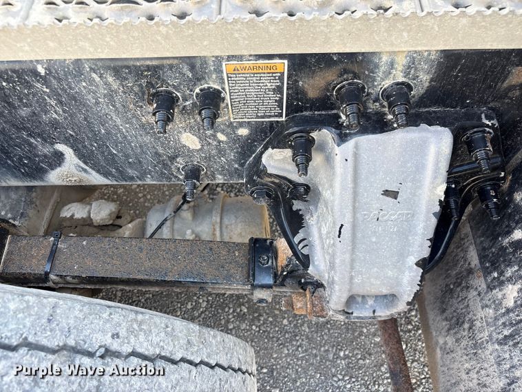 image for item EF1309 2015 Peterbilt 579 semi truck