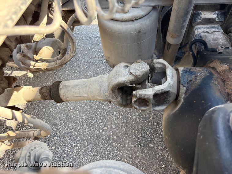 image for item EF1309 2015 Peterbilt 579 semi truck