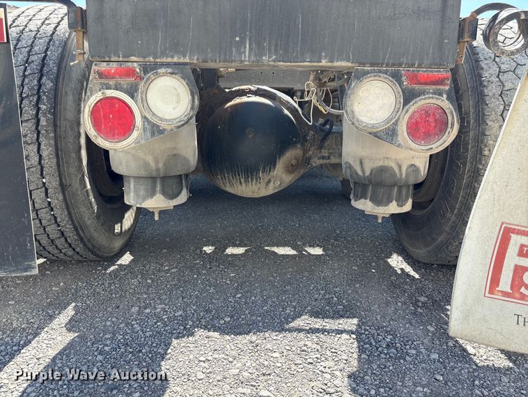 image for item EF1309 2015 Peterbilt 579 semi truck