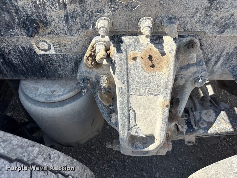 image for item EF1309 2015 Peterbilt 579 semi truck