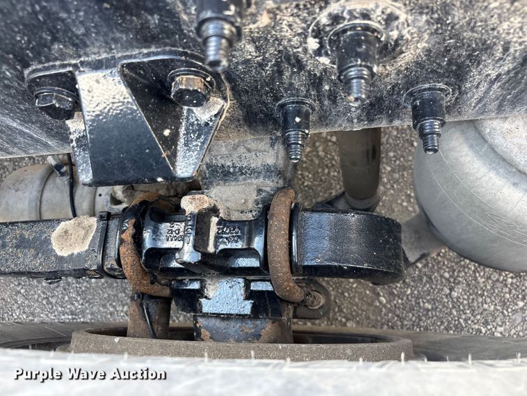 image for item EF1309 2015 Peterbilt 579 semi truck