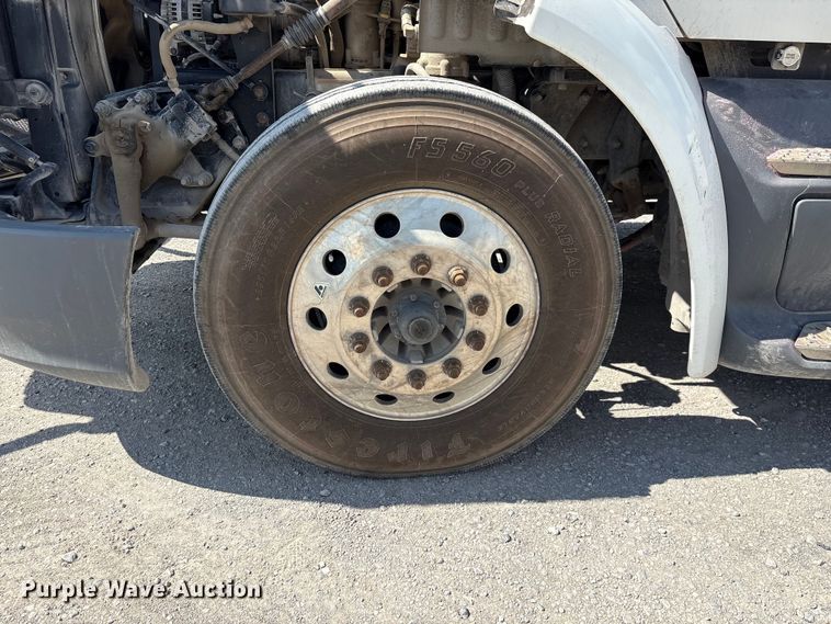 image for item EF1309 2015 Peterbilt 579 semi truck