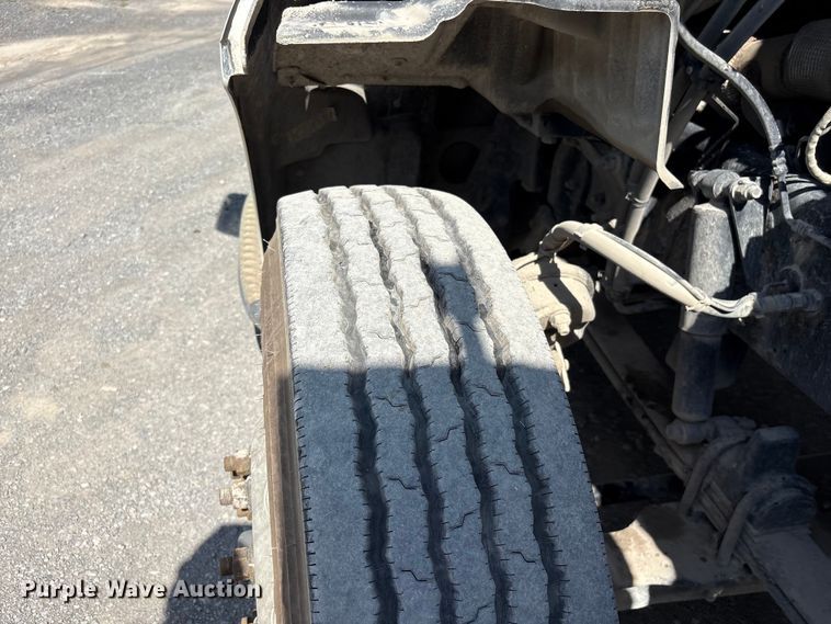 image for item EF1309 2015 Peterbilt 579 semi truck