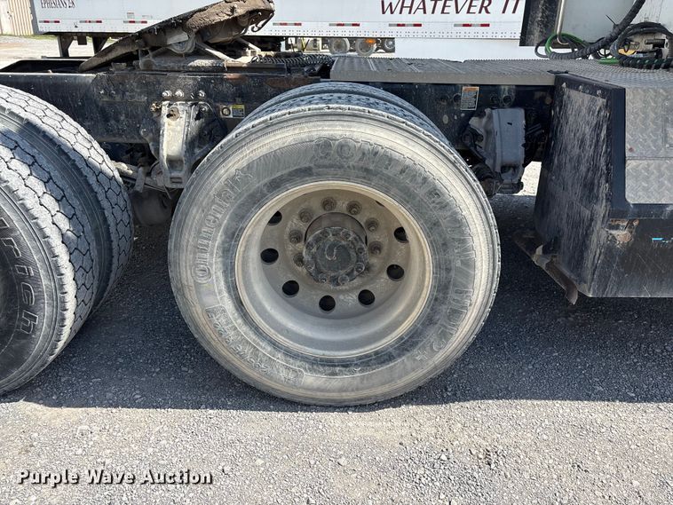 image for item EF1309 2015 Peterbilt 579 semi truck