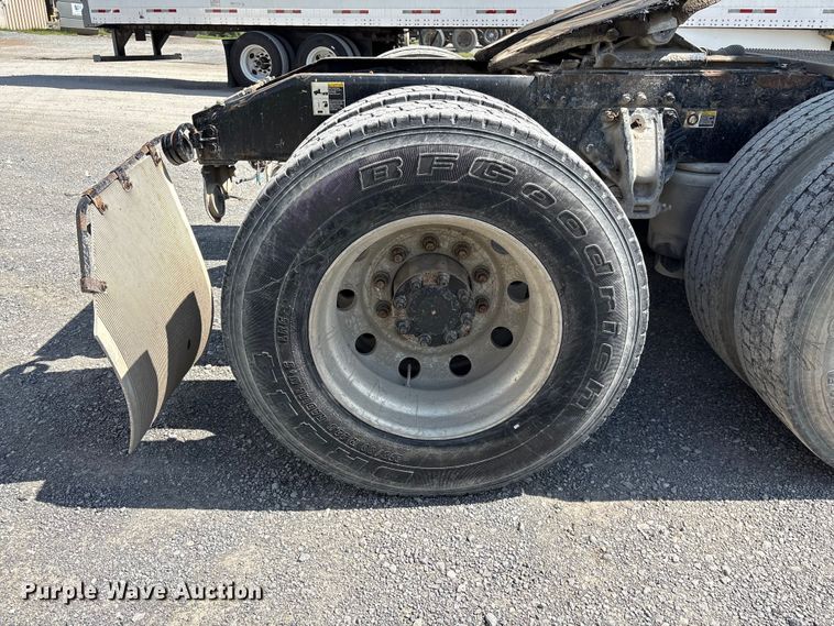 image for item EF1309 2015 Peterbilt 579 semi truck