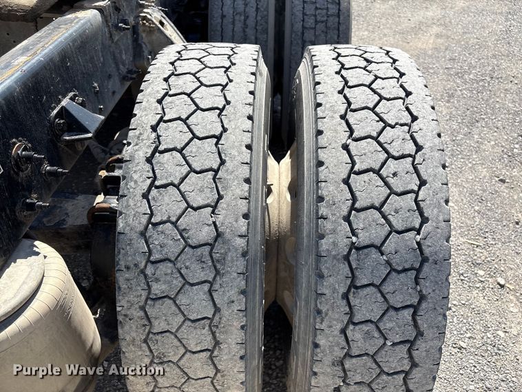image for item EF1309 2015 Peterbilt 579 semi truck