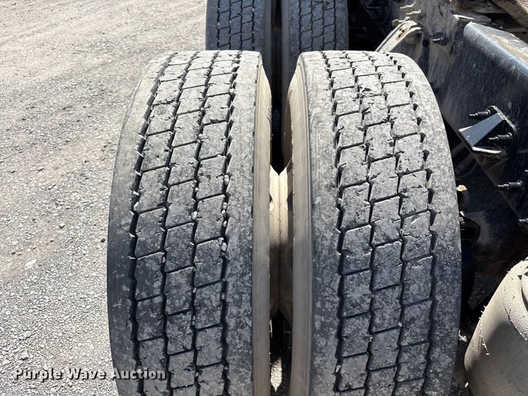 image for item EF1309 2015 Peterbilt 579 semi truck