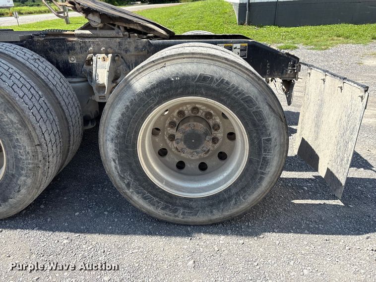 image for item EF1309 2015 Peterbilt 579 semi truck