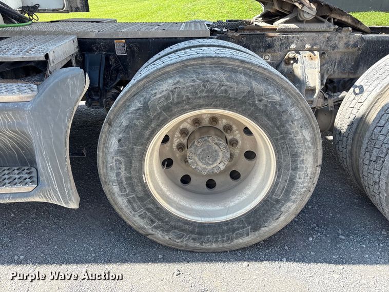 image for item EF1309 2015 Peterbilt 579 semi truck