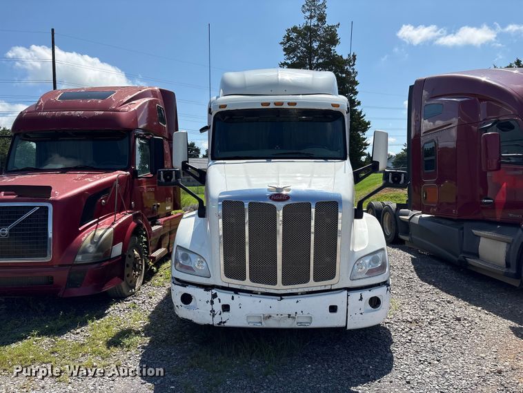 image for item EF1310 2015 Peterbilt 579 semi truck