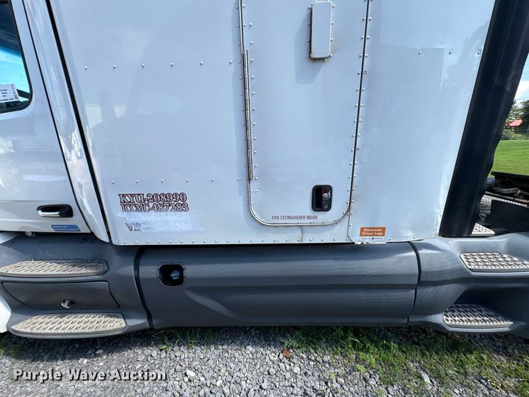 image for item EF1310 2015 Peterbilt 579 semi truck