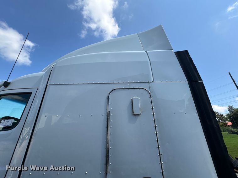image for item EF1310 2015 Peterbilt 579 semi truck