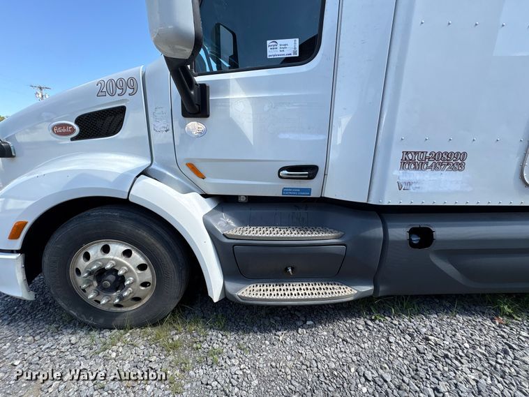 image for item EF1310 2015 Peterbilt 579 semi truck