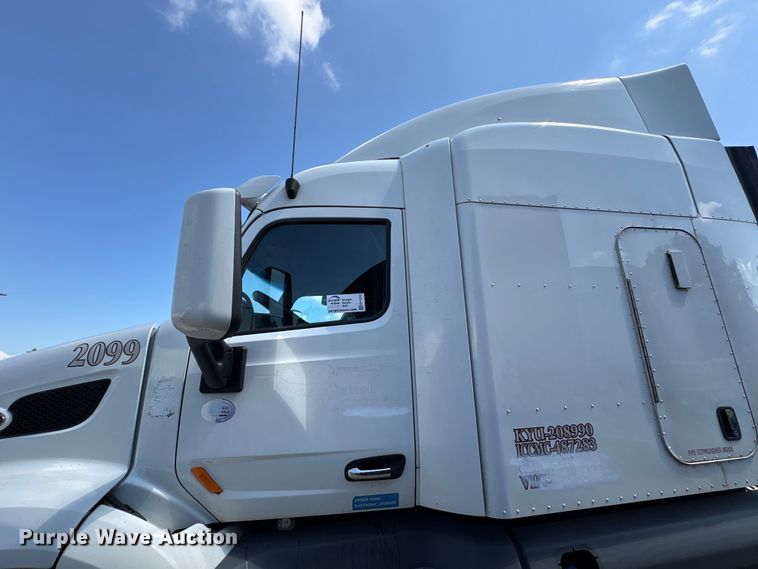 image for item EF1310 2015 Peterbilt 579 semi truck