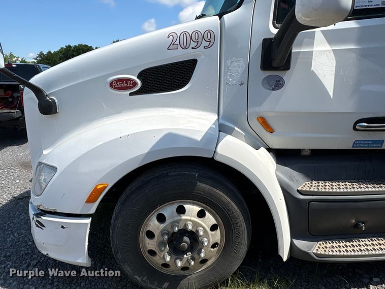 image for item EF1310 2015 Peterbilt 579 semi truck