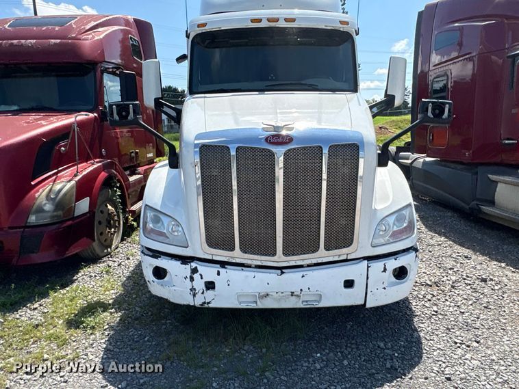 image for item EF1310 2015 Peterbilt 579 semi truck