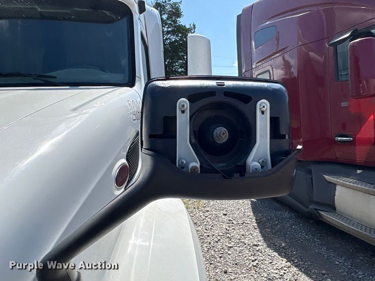 image for item EF1310 2015 Peterbilt 579 semi truck