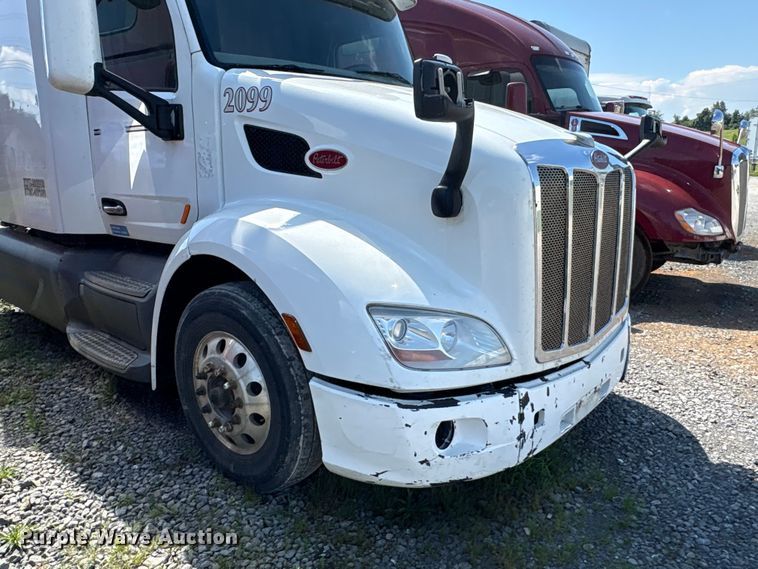 image for item EF1310 2015 Peterbilt 579 semi truck