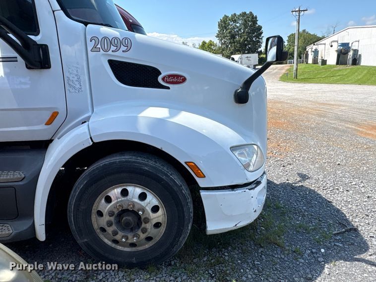 image for item EF1310 2015 Peterbilt 579 semi truck