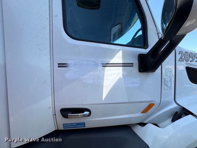image for item EF1310 2015 Peterbilt 579 semi truck