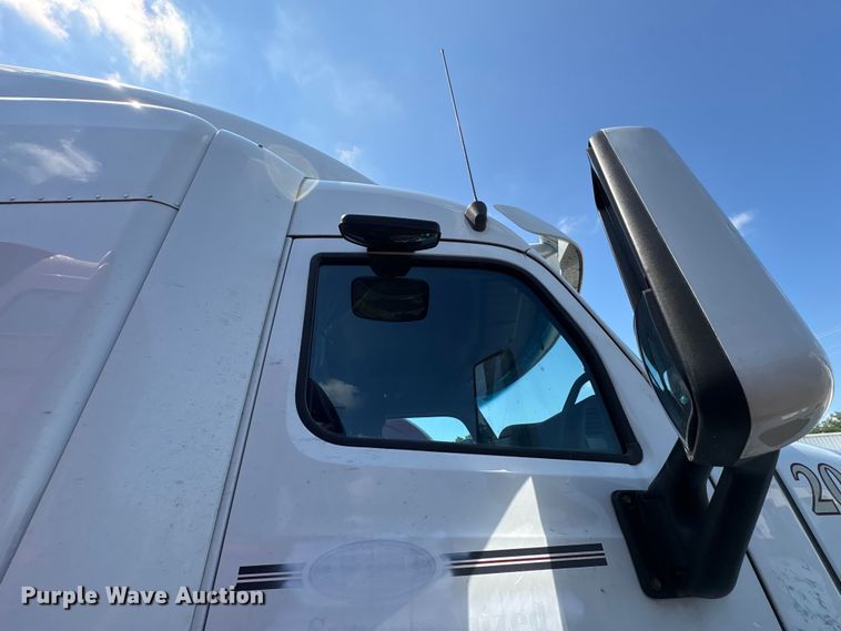 image for item EF1310 2015 Peterbilt 579 semi truck