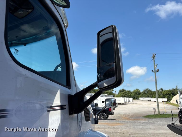 image for item EF1310 2015 Peterbilt 579 semi truck