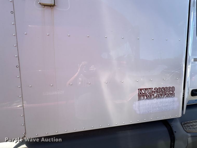 image for item EF1310 2015 Peterbilt 579 semi truck