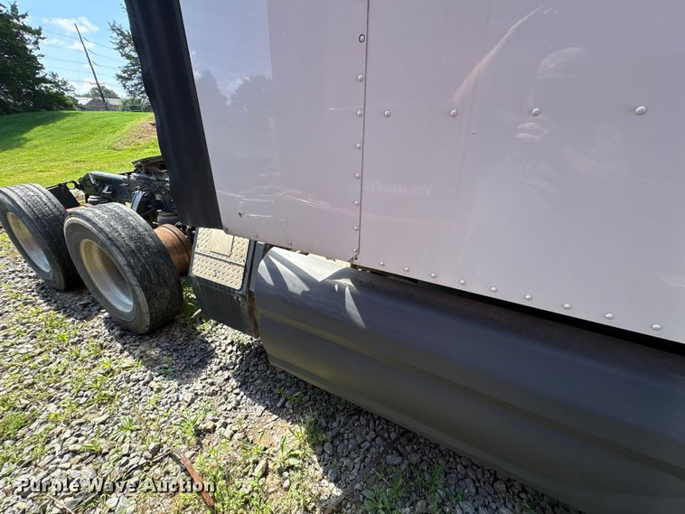 image for item EF1310 2015 Peterbilt 579 semi truck