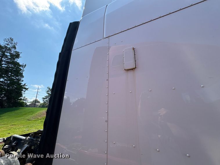 image for item EF1310 2015 Peterbilt 579 semi truck