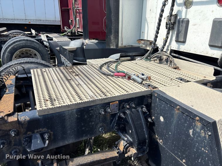 image for item EF1310 2015 Peterbilt 579 semi truck