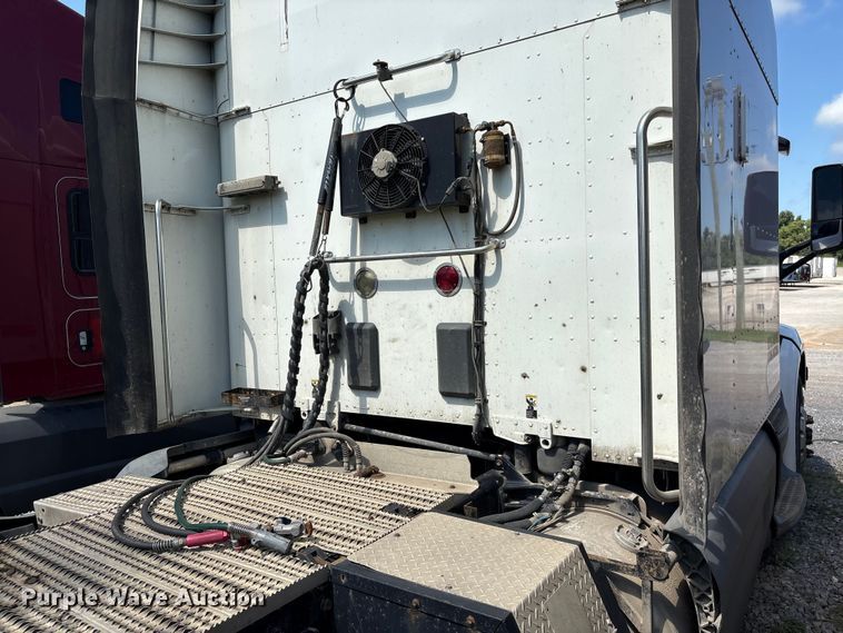 image for item EF1310 2015 Peterbilt 579 semi truck