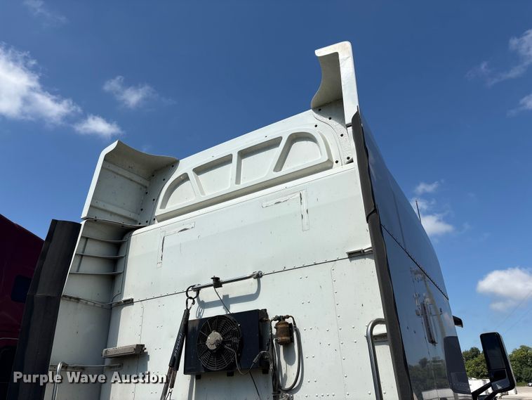 image for item EF1310 2015 Peterbilt 579 semi truck
